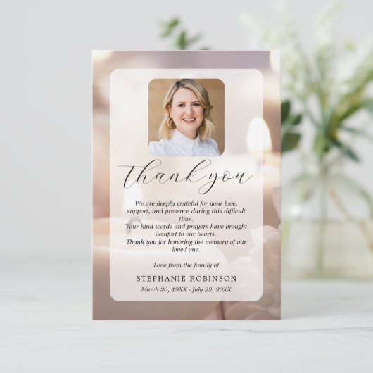 Elegant Modern Funeral Sympathy Memorial Photo Dankeskarte (Stehend Vorderseite)