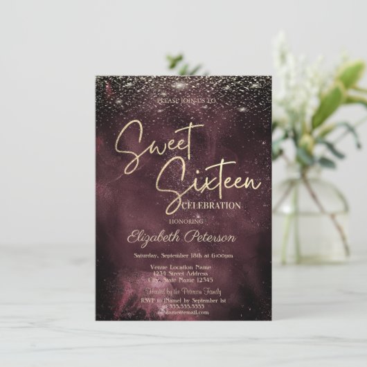 Elegant Modern Gold Stars Burgundy Sweet 16 Einladung (Stehend Vorderseite)