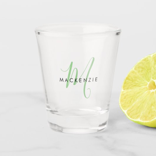 Elegant Modern Green Script Monogram Schnapsglas (Vorderseite)