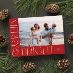 Elegant Modern Merry & Bright 1 Foto Red Gold Folien Feiertagskarte<br><div class="desc">Diese festliche Urlaubskarte verfügt über ein horizontales Foto,  eine elegante und dennoch schlichte Typografie und einen schönen,  tiefroten Hintergrund. Die erhöhte Folie grüßt auf der Vorderseite "Merry & Bright". Sie können auch ein anderes Foto und/oder einen zusätzlichen Text auf der Rückseite hinzufügen!</div>