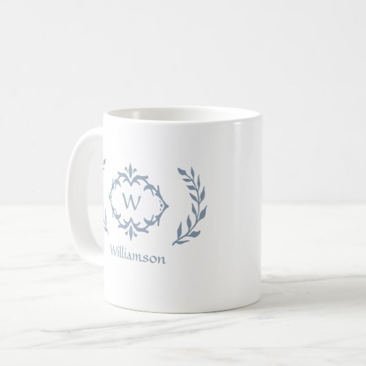 Elegant Modern Monogram Laurel Wreath Dusty Blue Kaffeetasse (Vorderseite Links)