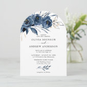 Elegant Modern Navy Blue Arch Floral Wedding Einladung (Stehend Vorderseite)