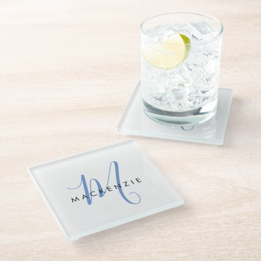 Elegant Modern White Blue Script Monogram Glasuntersetzer (Schrägansicht)