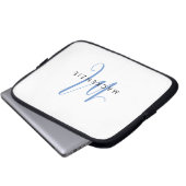Elegant Modern White Blue Script Monogram Laptopschutzhülle (Vorne Knopf)