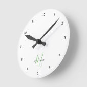 Elegant Modern White Green Script Monogram Runde Wanduhr (Winkel)