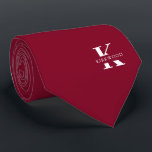 Elegant Monogram Bright Burgundy | weiß|einseitig Krawatte<br><div class="desc">Eine elegante Krawatte mit einem fett-weißen Monogramm auf einem hellen bordeauxfarbenen Hintergrund.  Zusätzlich zu diesem Monogramm sitzt Ihr Vor- oder Nachname in allen Hauptstädte.  Über 40 einzigartige Farben sind sowohl in einseitigen als auch in zweiseitigen Ausführungen erhältlich. Sie können sie durchsuchen,  indem Sie auf den Link Sammlung klicken.</div>