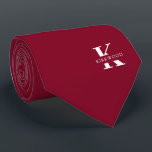 Elegant Monogram Bright Burgundy | weiß|einseitig Krawatte<br><div class="desc">Eine elegante Krawatte mit einem fett-weißen Monogramm auf einem hellen bordeauxfarbenen Hintergrund.  Zusätzlich zu diesem Monogramm sitzt Ihr Vor- oder Nachname in allen Hauptstädte.  Über 40 einzigartige Farben sind sowohl in einseitigen als auch in zweiseitigen Ausführungen erhältlich. Sie können sie durchsuchen,  indem Sie auf den Link Sammlung klicken.</div>