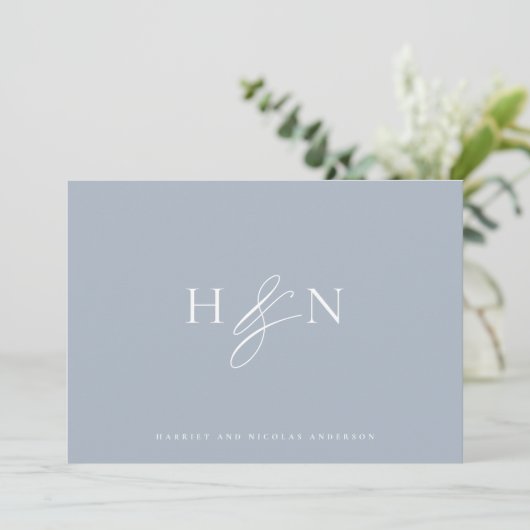 Elegant Monogram Dusty Blue Wedding Dankeskarte (Stehend Vorderseite)