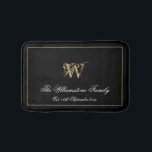 Elegant Monogram Family Nachname Neuheirat Badematte<br><div class="desc">Elegantes Monogramm und Personalisierter Familienname Neuer Name Geschenk Hochzeitsmatte. Niedliche, personalisierte mit Monogramm Badematte in Schwarz und Gold. Klassisches Skript für den mit Monogramm Vornamen, Familiennamen und den Est. Datum auf einem schicken schwarzen Hintergrund. Ein ideales Geschenk für frisch gezapfte, verlobte Paare, Familien oder für Ihr eigenes Bad oder ein...</div>