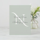 Elegant Monogram Initial Sage Green Wedding Einladung (Stehend Vorderseite)