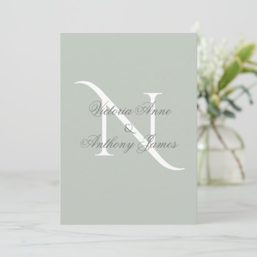 Elegant Monogram Initial Sage Green Wedding Einladung (Stehend Vorderseite)