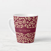 Elegant Monogram Name Leaf Daisy Pattern Burgundy Milchtasse (Linke Ecke)