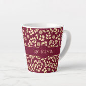 Elegant Monogram Name Leaf Daisy Pattern Burgundy Milchtasse (Rechte Ecke)