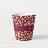 Elegant Monogram Name Leaf Daisy Pattern Burgundy Milchtasse (Vorderseite)