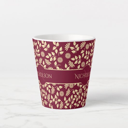 Elegant Monogram Name Leaf Daisy Pattern Burgundy Milchtasse (Vorderseite)