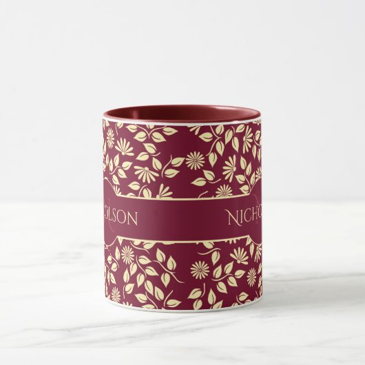 Elegant Monogram Name Leaf Daisy Pattern Burgundy Tasse (Zentrum)
