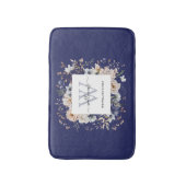 Elegant Monogram Pretty Beige Blue Flowers Floral Badematte (Vorderseite Vertikal)