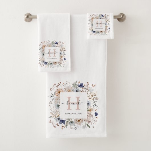 Elegant Monogram Pretty Beige Blue Flowers Floral  Badhandtuch Set (Insitu)