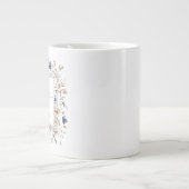 Elegant Monogram Pretty Beige Blue Flowers Floral Jumbo-Tasse (Vorderseite)