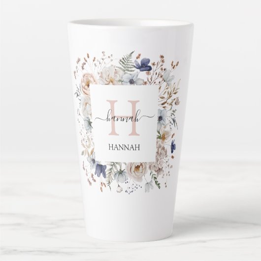 Elegant Monogram Pretty Beige Blue Flowers Floral Milchtasse (Vorderseite)