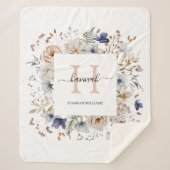 Elegant Monogram Pretty Beige Blue Flowers Floral Sherpadecke (Vorderseite)