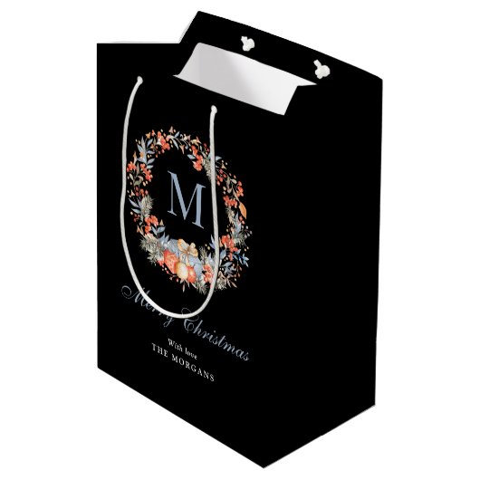 Elegant Monogram Wreath Chic Black Christmas Mittlere Geschenktüte (Rückseite Schrägansicht)