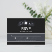 Elegant Moody Black Floral Wedding RSVP Karte (Stehend Vorderseite)
