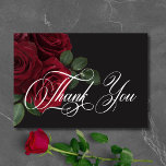 Elegant Moody Blood Rote Rose Floral Wedding Dankeskarte<br><div class="desc">Mit unserer bezaubernden Hochzeitskarte können Sie Ihre gotisch inspirierte Feier mit zeitloser Eleganz feiern. Ein weicher schwarzer Hintergrund bietet die perfekte Leinwand für einen fesselnden, aber dennoch schlichten Bouquet. Stellen Sie sich ein Eckchen aus abgestuften Blüten vor, wo sich reiche rote rote Rosen mit dunkelgrünem Blattwerk vermischen. Dieses ätherische Design...</div>
