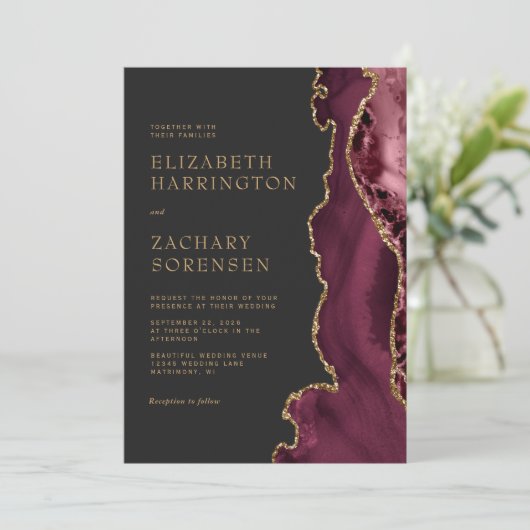 Elegant Moody Burgundy Agate Gold Wedding Einladung (Stehend Vorderseite)
