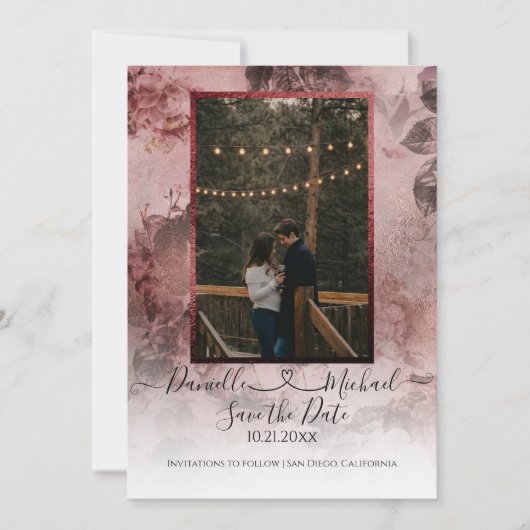 Elegant Moody Burgundy Floral Script Heart Foto Save The Date (Vorderseite)