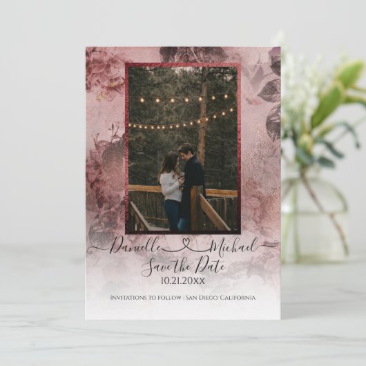 Elegant Moody Burgundy Floral Script Heart Foto Save The Date (Stehend Vorderseite)