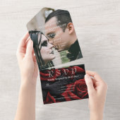 Elegant Moody Dark Gothic Rote Rose auf Black Foto All In One Einladung (Abreißen)