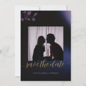 Elegant Moody Lila Floral Wedding Save the Date Einladung (Vorderseite)