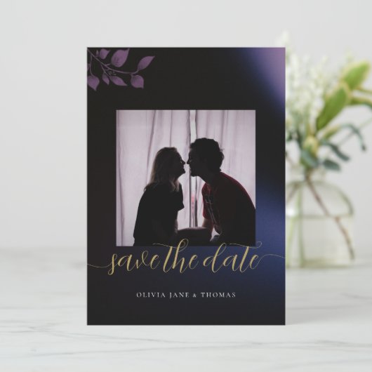 Elegant Moody Lila Floral Wedding Save the Date Einladung (Stehend Vorderseite)