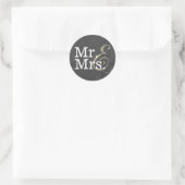 Elegant Mr. and Mrs Chalkboard Gastgeschenk Hochze Runder Aufkleber (Tasche)