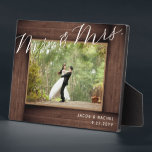 Elegant Mr & Mrs. Script Rustic Wedding Foto Fotoplatte<br><div class="desc">Dieses Design verfügt über ein rustikales Holzrahmen aus Imitat und einen eleganten Schriftzeichen. Klicken Sie auf die Schaltfläche Anpassen, um den Text flexibler zu gestalten. Variationen dieses Designs, verschiedene Papiertypen sowie koordinierende Produkte sind in unserem Shop unter zazzle.com/store/doodlelulu erhältlich. Kontaktieren Sie uns, wenn Sie dieses Design für ein bestimmtes Produkt...</div>