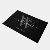 Elegant Mr. und Mrs. Black Gray Monogram Name Scri Fußmatte (Schrägansicht)