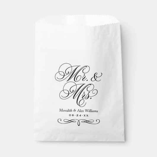 Elegant Mr. und Mrs. Black Script Custom Monogram Geschenktütchen (Vorderseite)