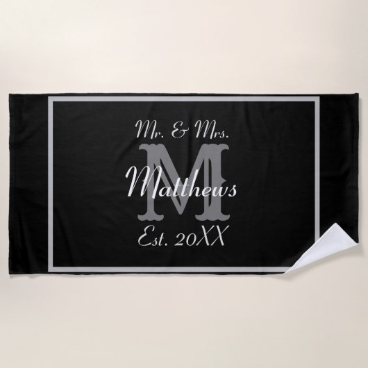 Elegant Mr. und Mrs. Monogram Black Strandtuch (Vorderseite)
