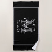 Elegant Mr. und Mrs. Monogram Black Strandtuch (Vorderseite)