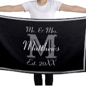 Elegant Mr. und Mrs. Monogram Black Strandtuch
