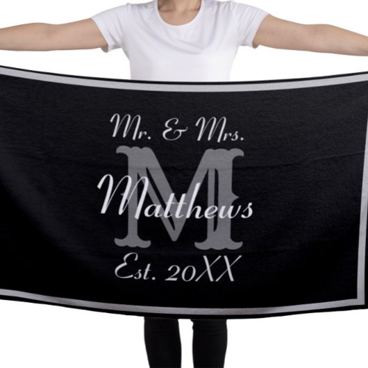 Elegant Mr. und Mrs. Monogram Black Strandtuch