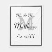 Elegant Mr. und Mrs. Monogram White Fleecedecke (Vorderseite)