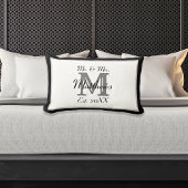 Elegant Mr. und Mrs. Name Black Newlywed Monogram Lendenkissen