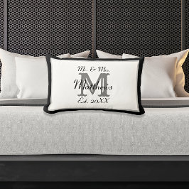 Elegant Mr. und Mrs. Name Black Newlywed Monogram Lendenkissen