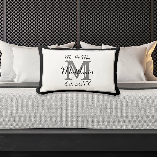 Elegant Mr. und Mrs. Name Black Newlywed Monogram Lendenkissen