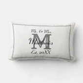 Elegant Mr. und Mrs. Name Black Newlywed Monogram Lendenkissen (Rückseite)