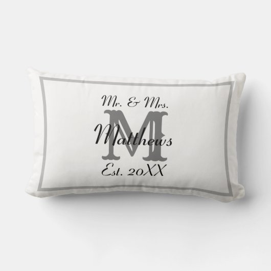 Elegant Mr. und Mrs. Name Black Newlywed Monogram Lendenkissen (Rückseite)