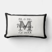 Elegant Mr. und Mrs. Name Black Newlywed Monogram Lendenkissen (Vorderseite)