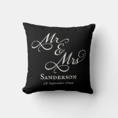 Elegant Mr. und Mrs. Wedding Black Kissen (Vorderseite)